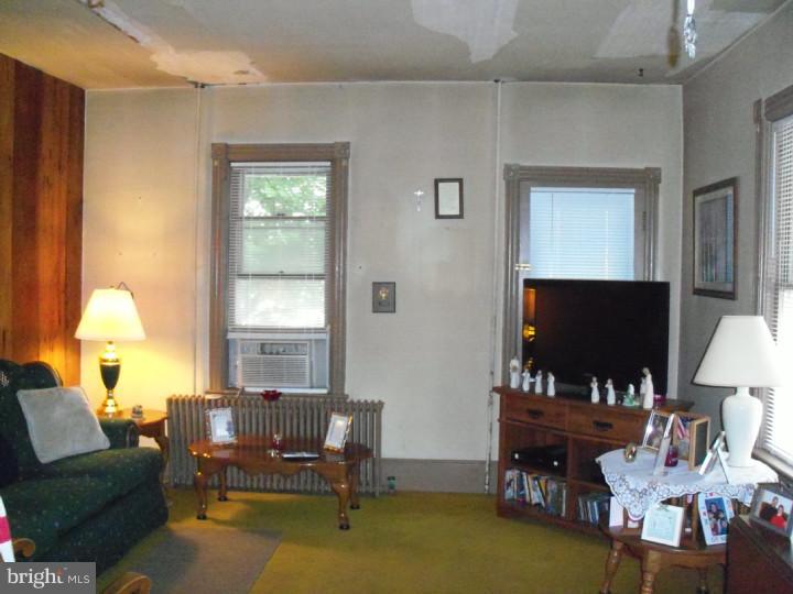 325 Crown Point Road Thorofare, NJ 08086 - Photo 8 of 17 Living Room
