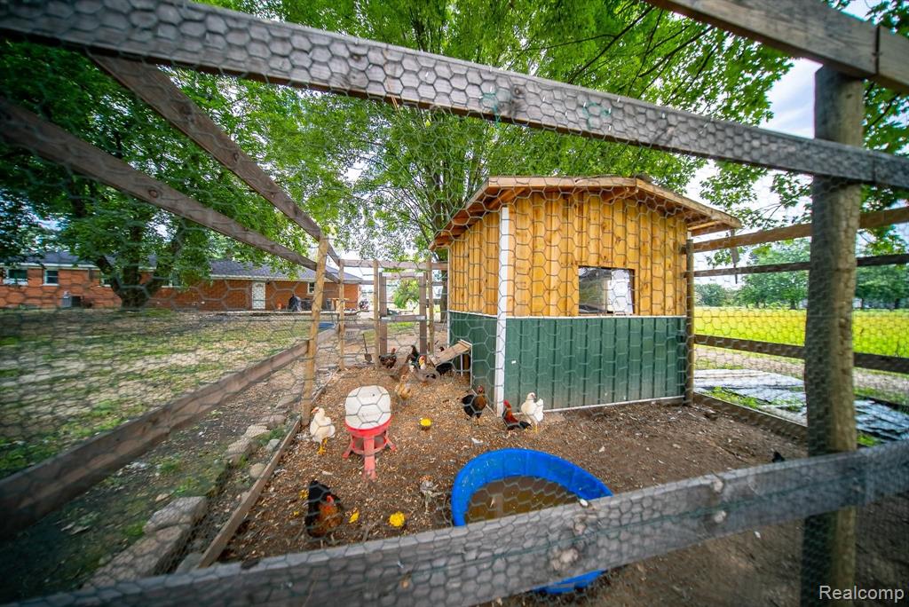 10045 Division Road Casco, MI 48064 - Photo 8 of 36