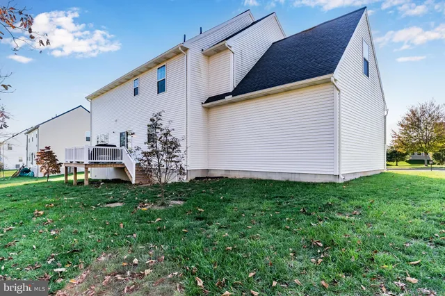 a view of a yard in front of house