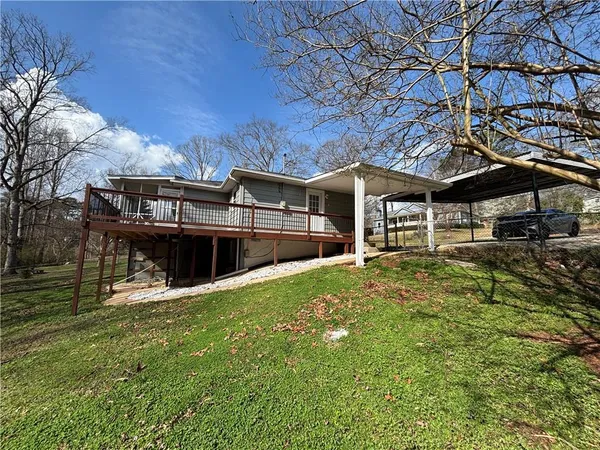 a view of a house with a backyard