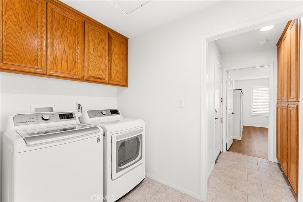 2061 Pecan Tree Street Hemet, CA 92545 - Photo 20 of 23 a utility room with dryer and washer