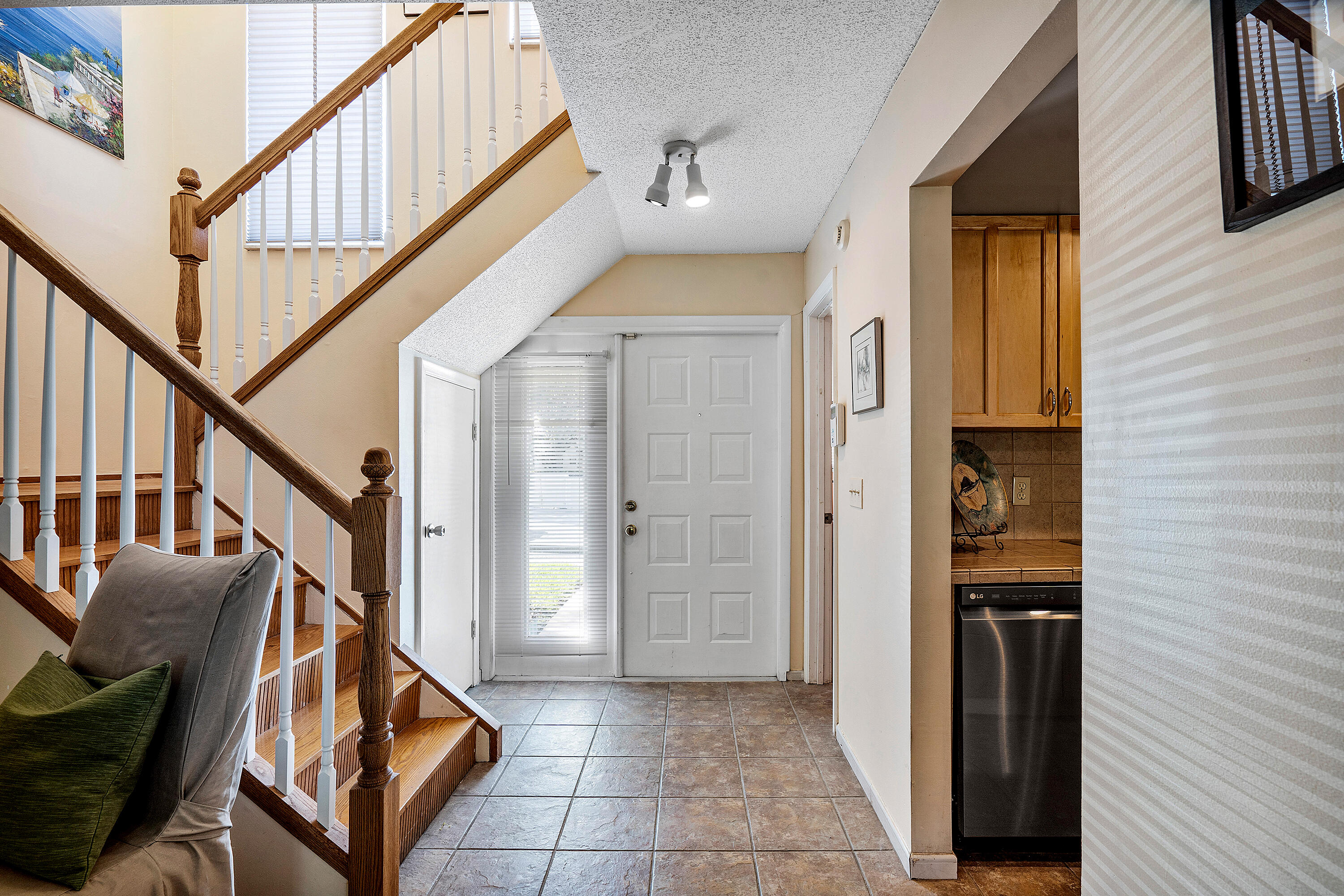 7200 Northwest 2nd Avenue, Unit 89 Boca Raton, FL 33487 - Photo 3 of 22 foyer entry