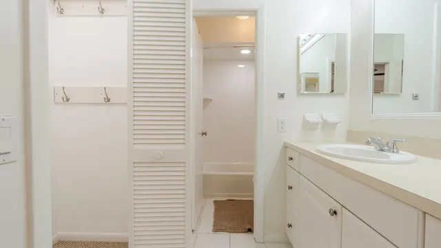 $6,000 | 3069 Northwest 27th Terrace, Boca Raton, FL 33434