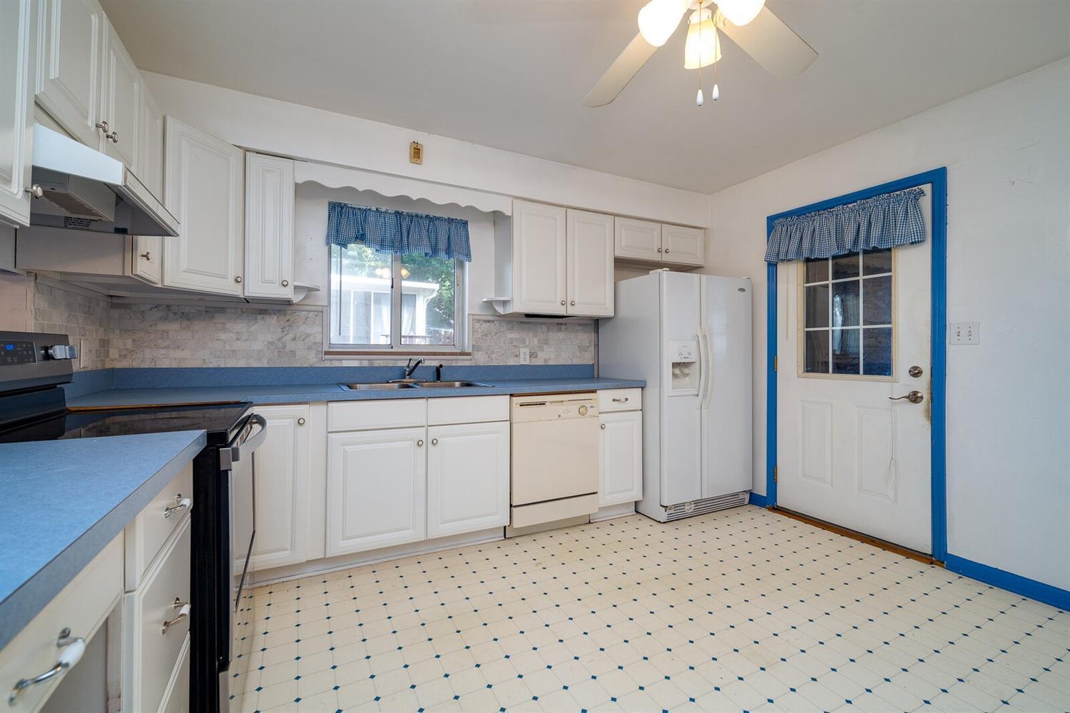 19 Cromwell Road Greenhills, OH 45218 - Photo 5 of 21