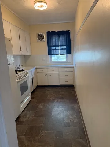 $1,800 | 64 Belleville Road, Unit 1, New Bedford, MA 02745