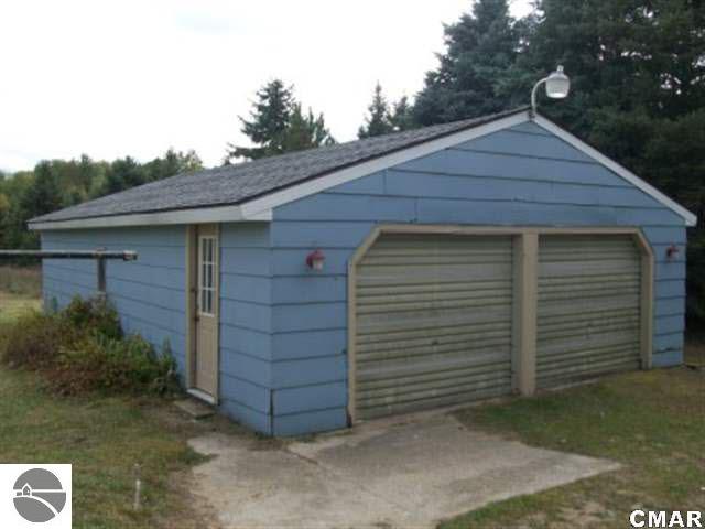 11700 East Colby Road Crystal, MI 48818 - Photo 9 of 15 1768343-8.JPG