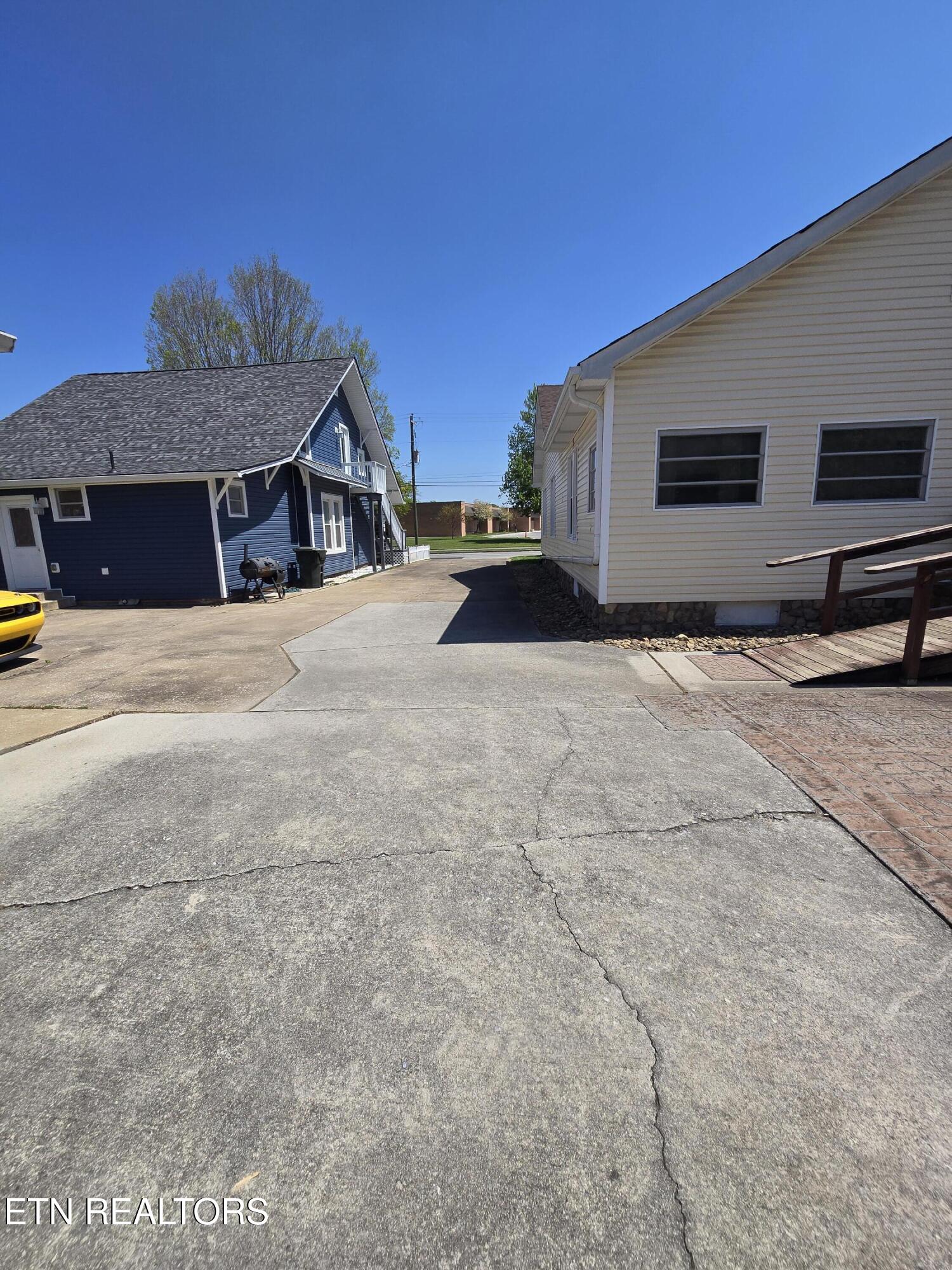 509 High Street Sevierville, TN 37862 - Photo 12 of 46 shared pull in drive