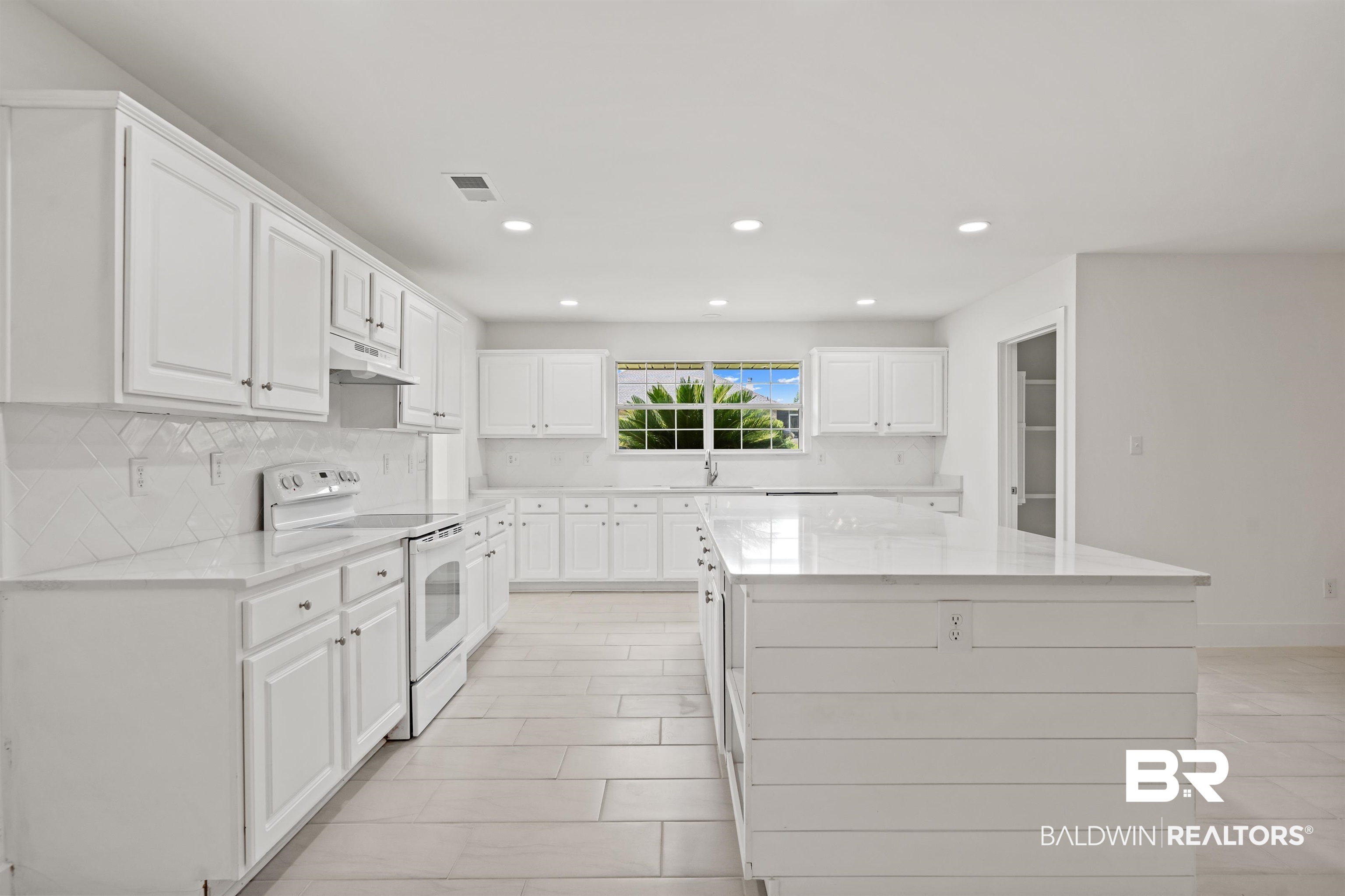 16362 Hamlet Lane Foley, AL 36535 - Photo 3 of 46 Kitchen area
