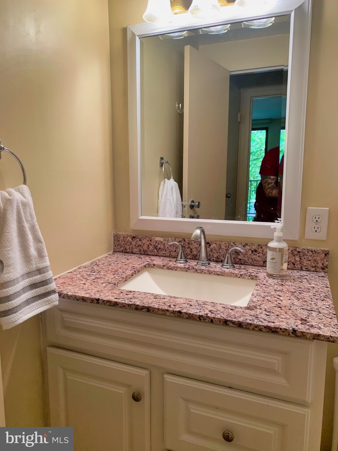4141 North Henderson Road, Unit 104 Arlington, VA 22203 - Photo 11 of 32 Bathroom