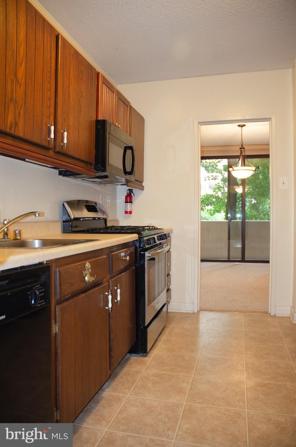 4141 North Henderson Road, Unit 104 Arlington, VA 22203 - Photo 15 of 32 Kitchen