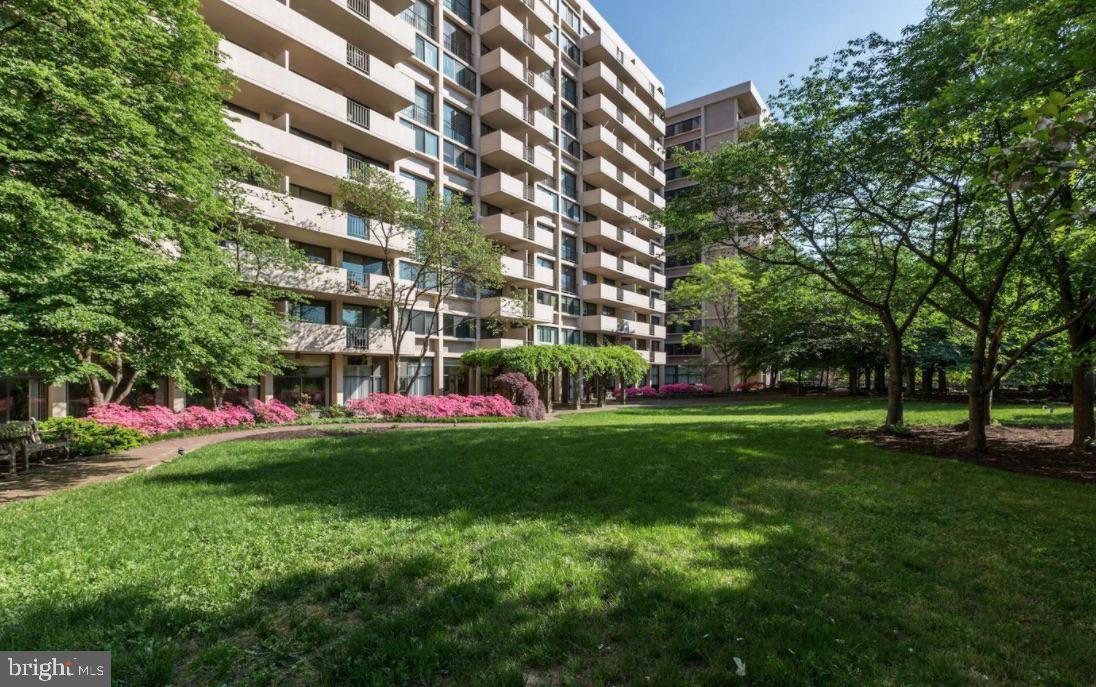 4141 North Henderson Road, Unit 104 Arlington, VA 22203 - Photo 21 of 32 Courtyard