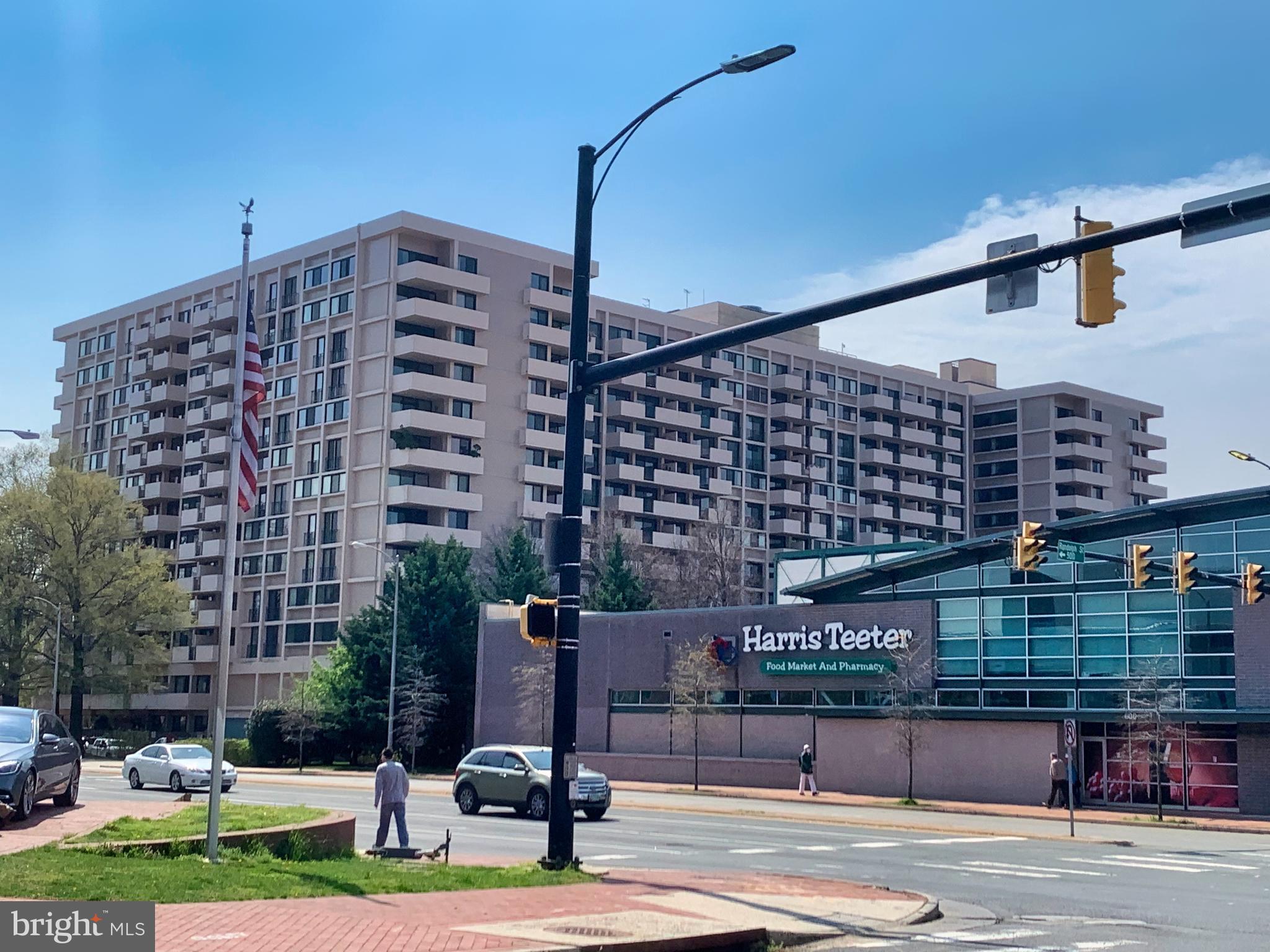 4141 North Henderson Road, Unit 104 Arlington, VA 22203 - Photo 30 of 32 Harris Teeter and Hyde Park