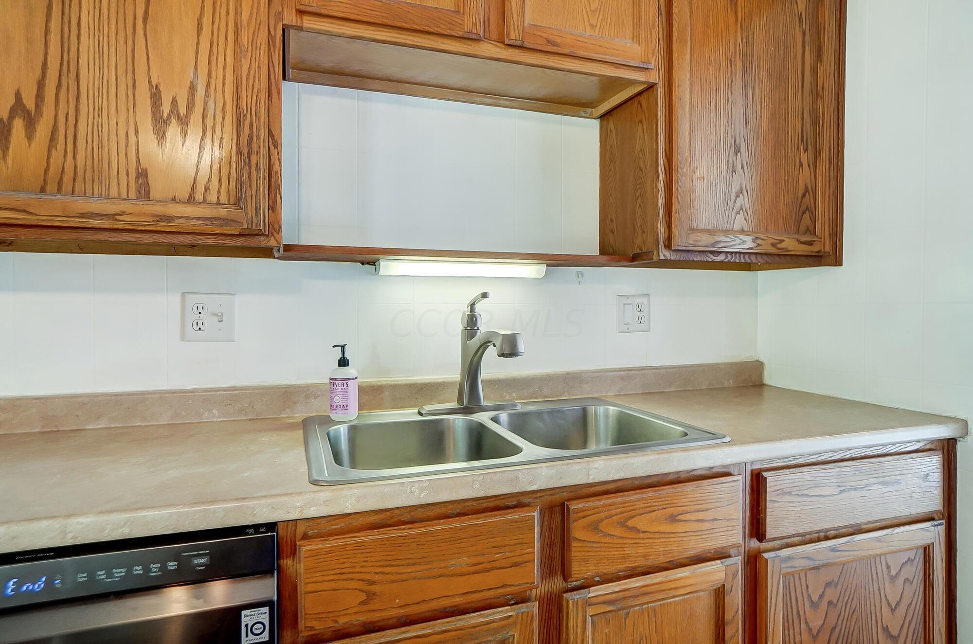 3075 Whitlow Road Columbus, OH 43232 - Photo 10 of 45 Kitchen