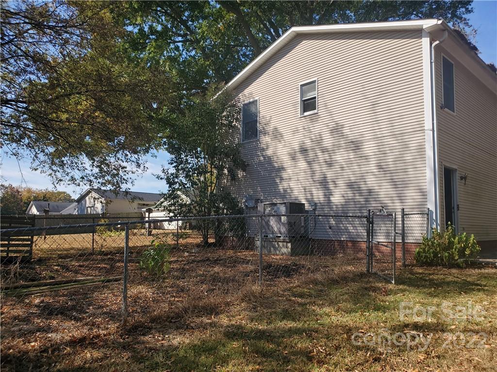 107 South Ridge Avenue, Unit 107 Kannapolis, NC 28083 - Photo 35 of 38 a backyard of a house with table and chairs