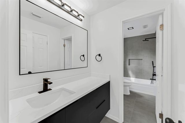 $897,500 | 3 Outervale Place, The Woodlands, TX 77381