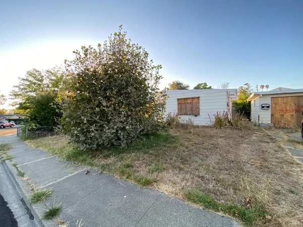 a view of a house with a backyard