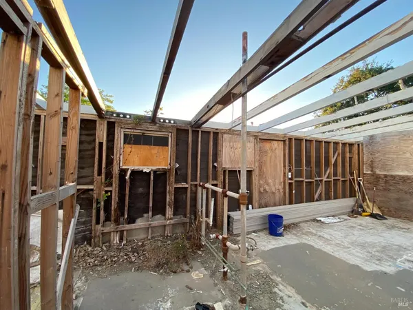a view of a back yard of the house