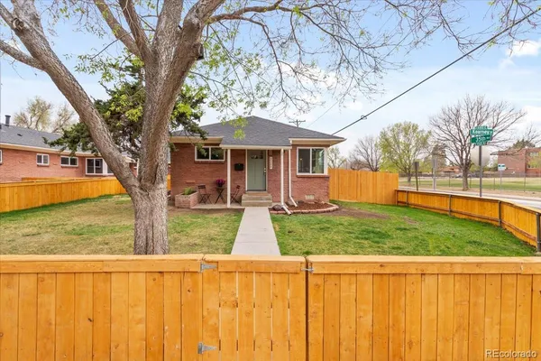 a view of house with outdoor entertaining space