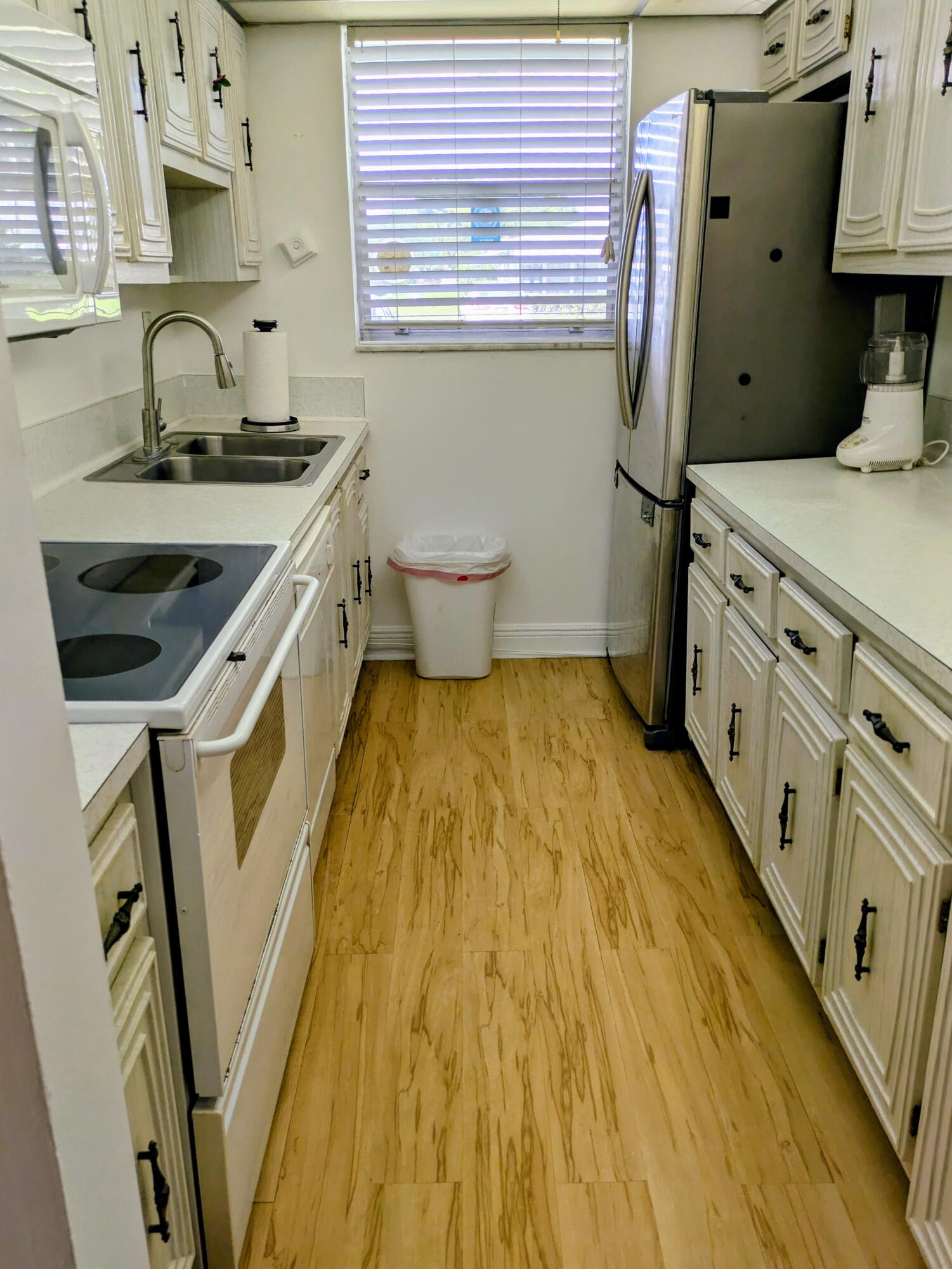 172 West High Point Terrace, Unit D Delray Beach, FL 33445 - Photo 12 of 31 Kitchen