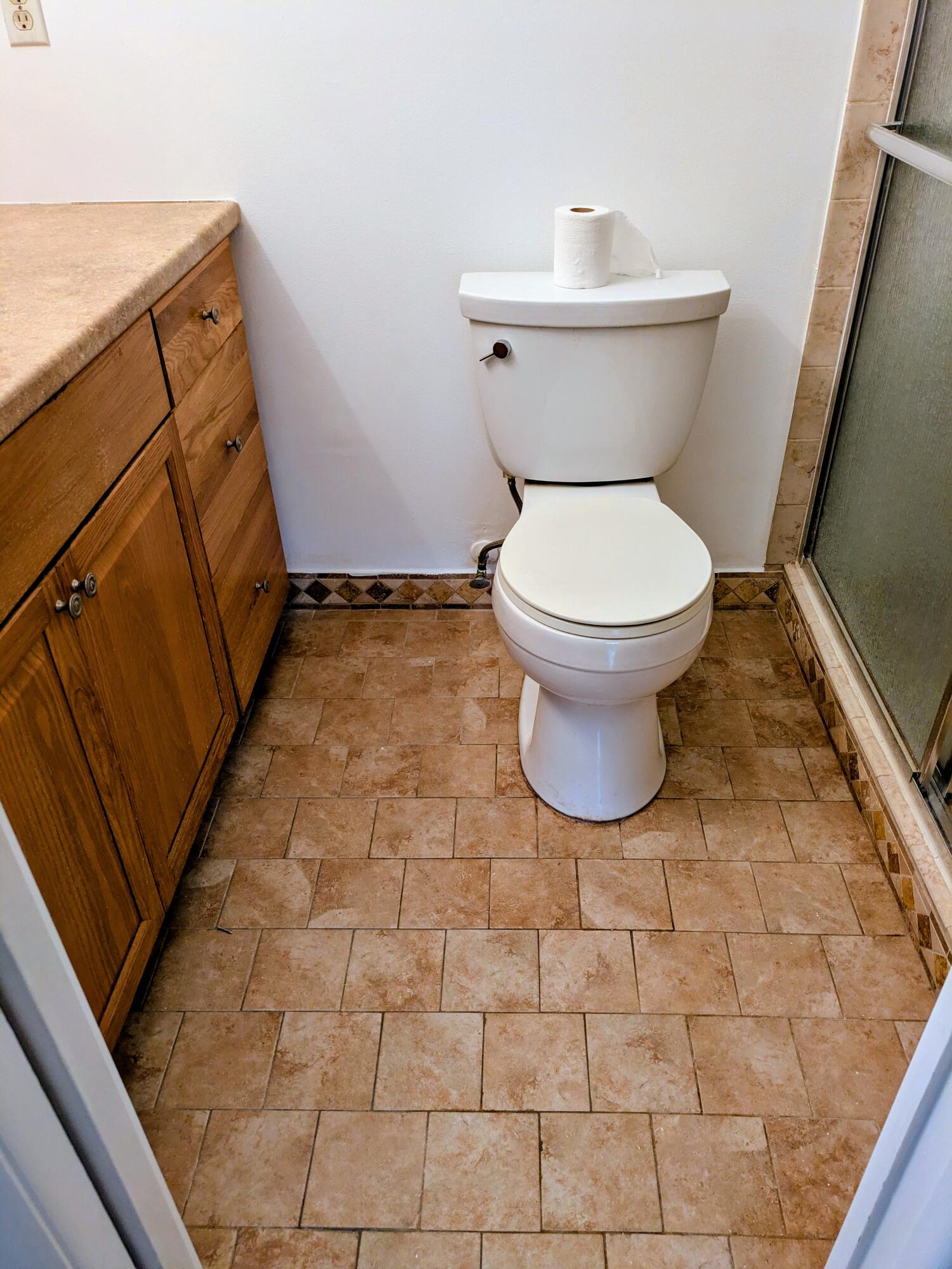 172 West High Point Terrace, Unit D Delray Beach, FL 33445 - Photo 25 of 31 Guest Bathroom
