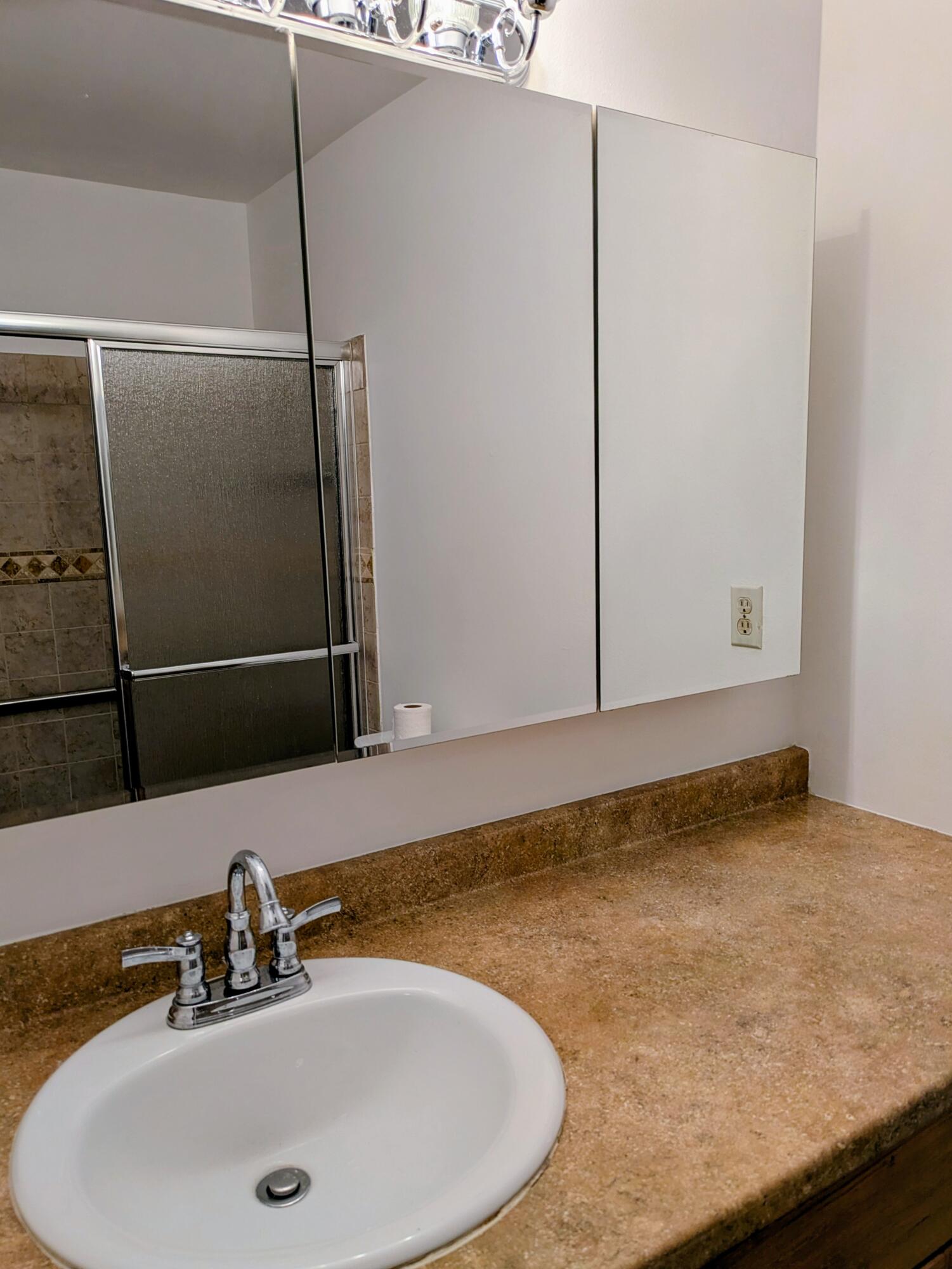 172 West High Point Terrace, Unit D Delray Beach, FL 33445 - Photo 27 of 31 Guest Bathroom