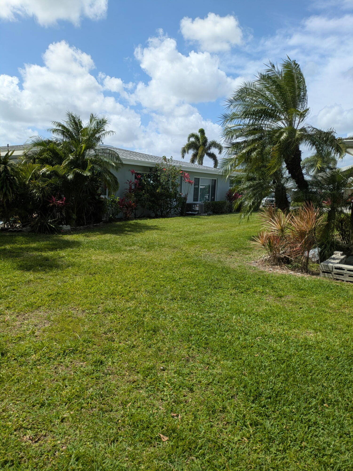 172 West High Point Terrace, Unit D Delray Beach, FL 33445 - Photo 7 of 31 Side Yard