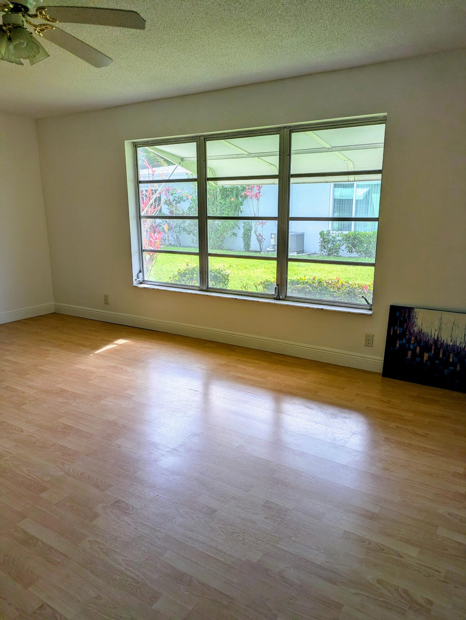 172 West High Point Terrace, Unit D Delray Beach, FL 33445 - Photo 8 of 31 Living room