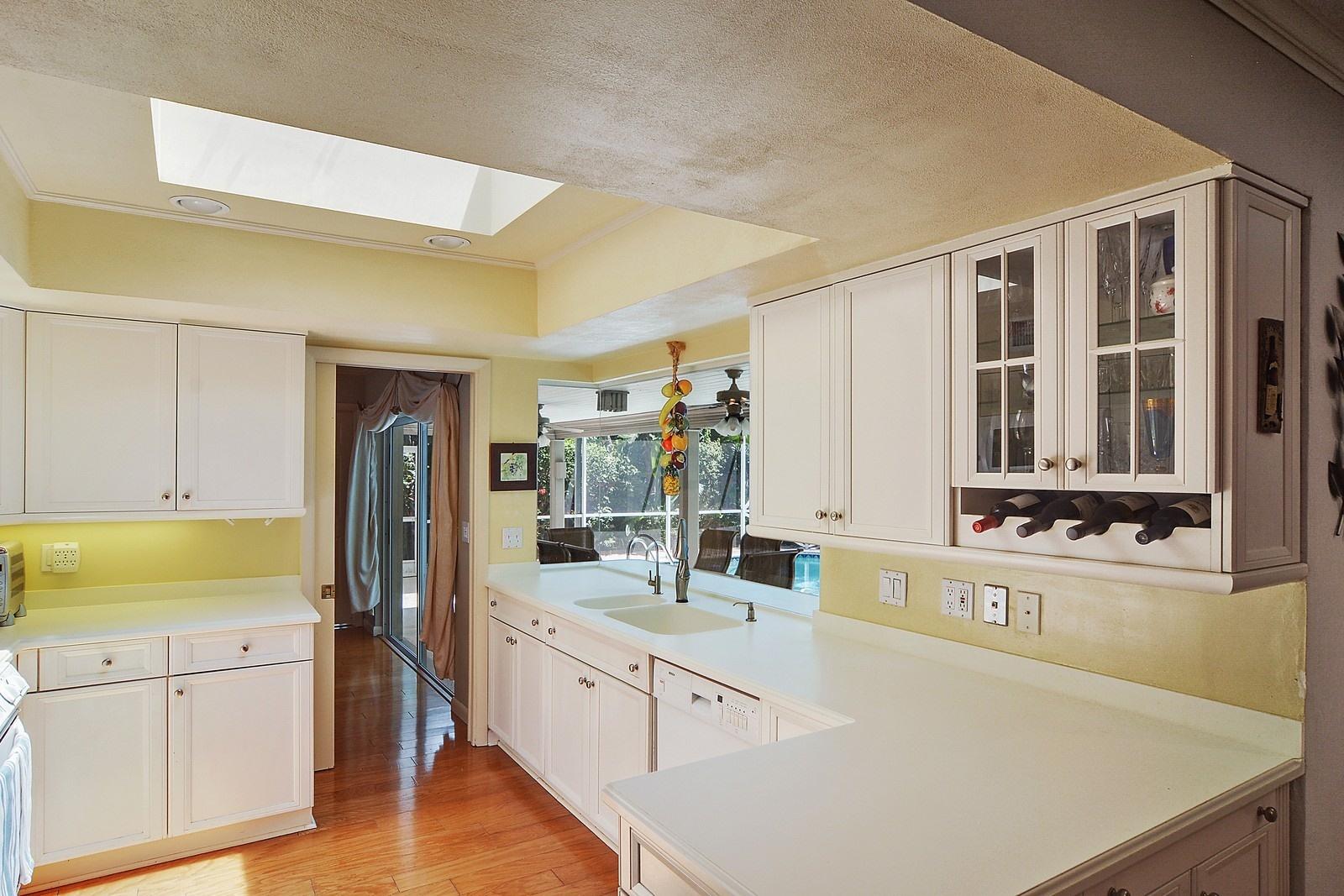 232 Cove Place Jupiter, FL 33469 - Photo 7 of 22 KITCHEN