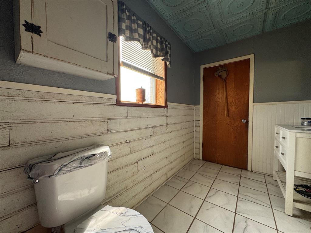 733 Foster Street Marlin, TX 76661 - Photo 14 of 40 a bathroom with a toilet and a shower