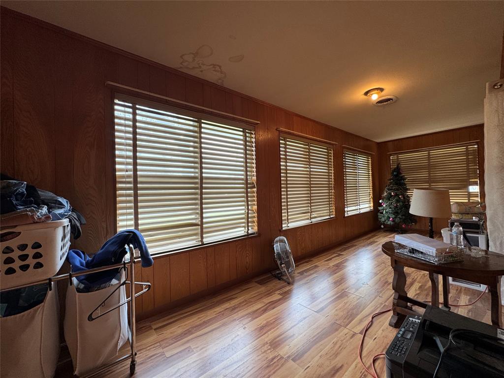 733 Foster Street Marlin, TX 76661 - Photo 18 of 40 a livingroom with furniture and a window