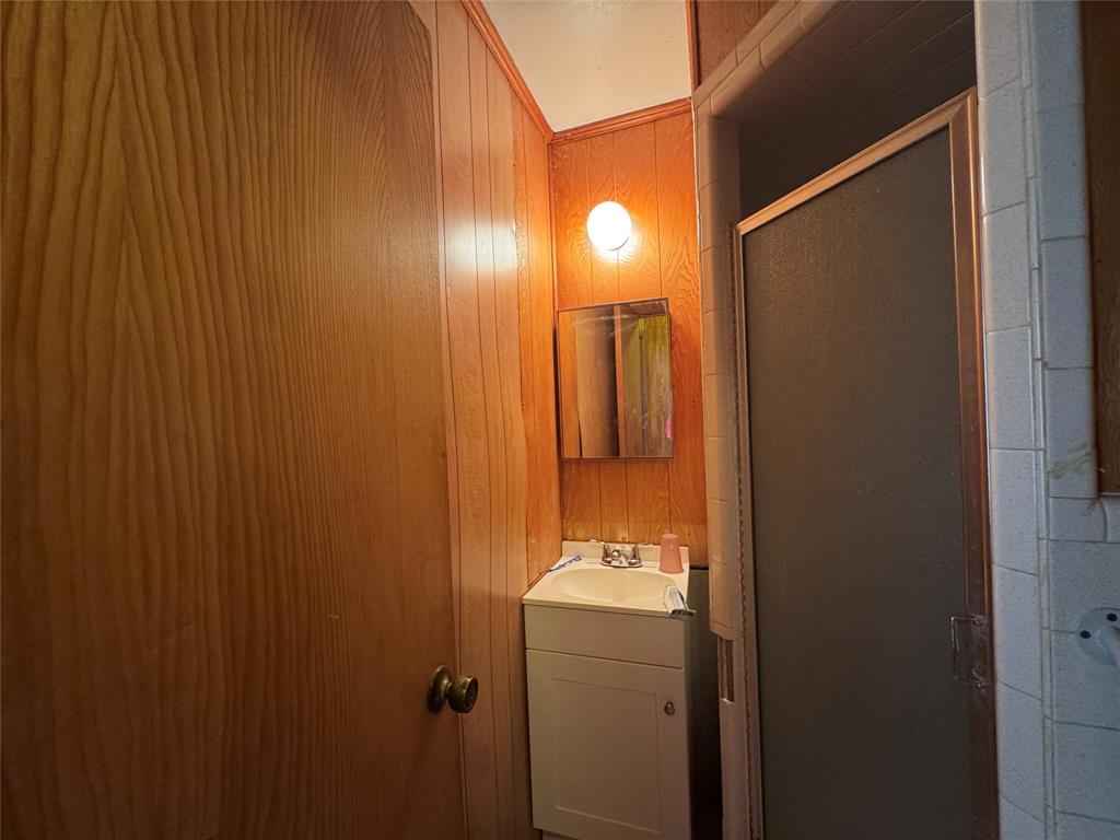 733 Foster Street Marlin, TX 76661 - Photo 28 of 40 a bathroom with a sink and mirror