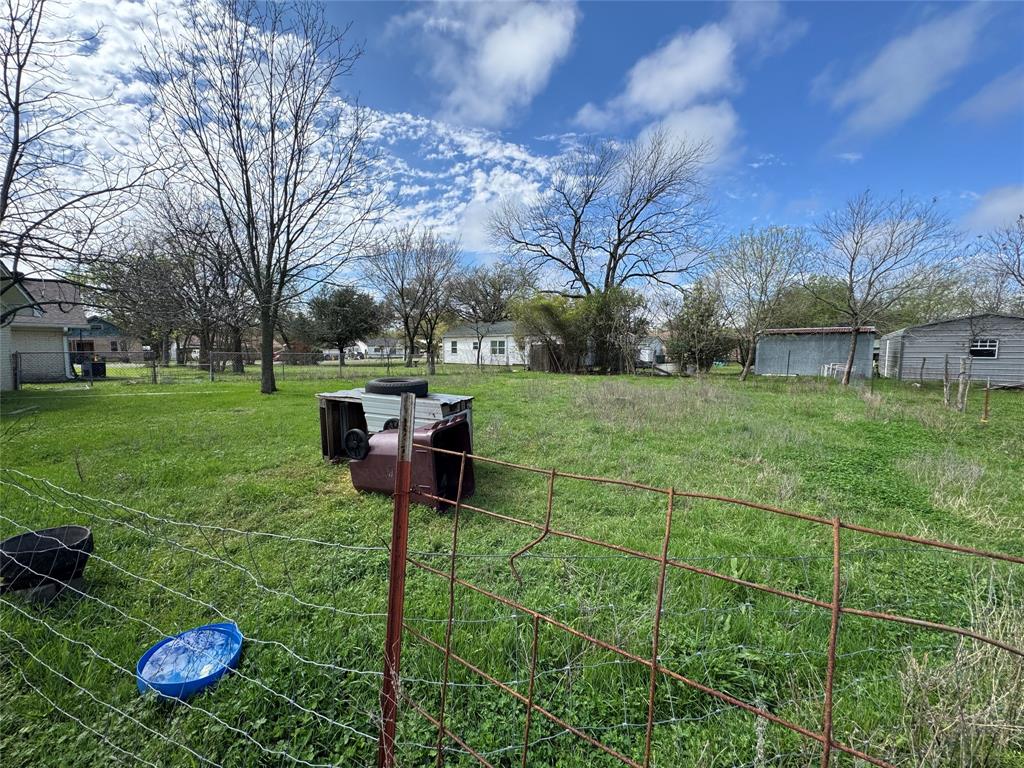 733 Foster Street Marlin, TX 76661 - Photo 39 of 40 a backyard of a house with table and chairs