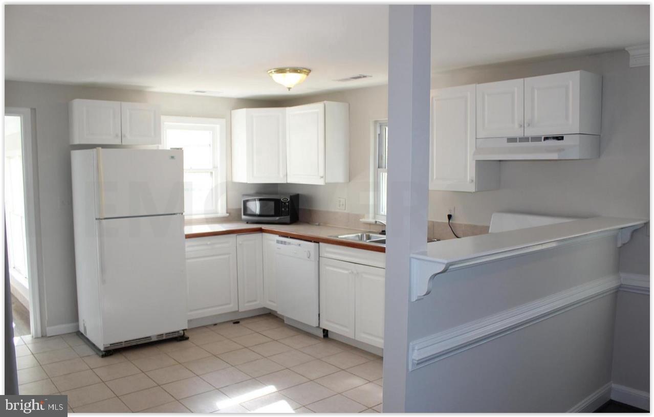 3735 West Ox Road Fairfax, VA 22033 - Photo 3 of 23 Bright and airy kitchen space.