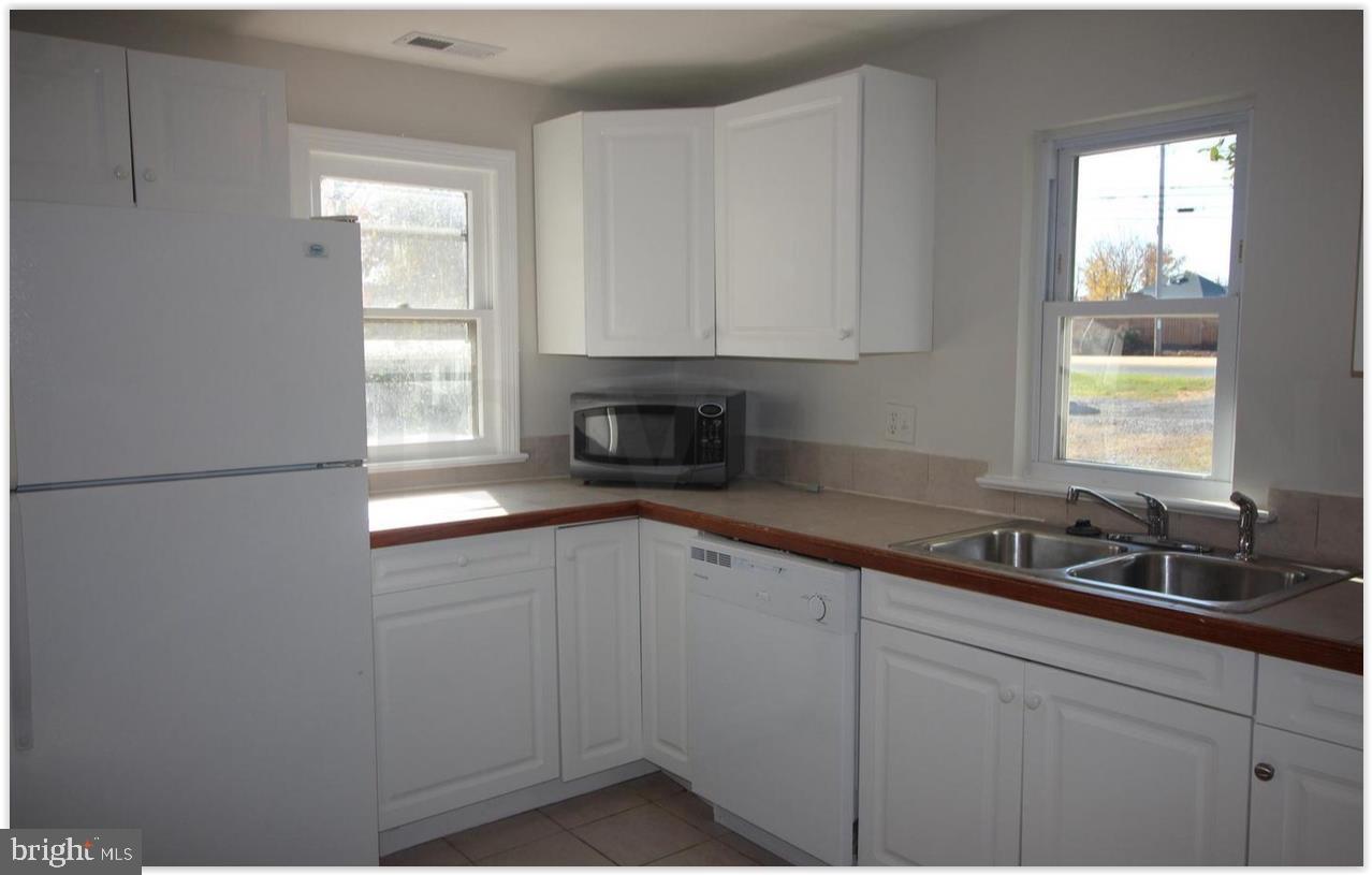 3735 West Ox Road Fairfax, VA 22033 - Photo 4 of 23 Bright and airy kitchen space.