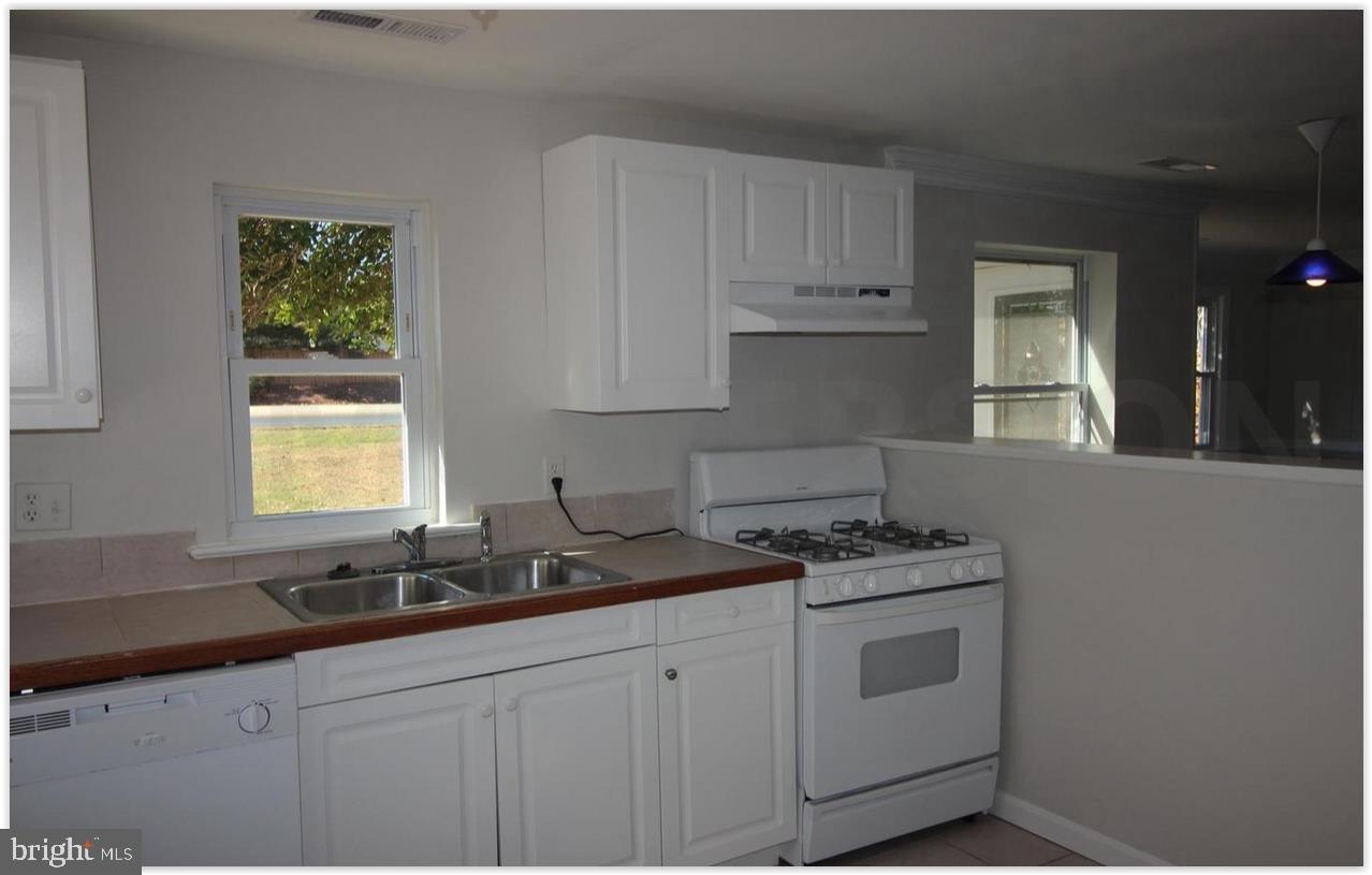 3735 West Ox Road Fairfax, VA 22033 - Photo 5 of 23 Bright and inviting kitchen space.