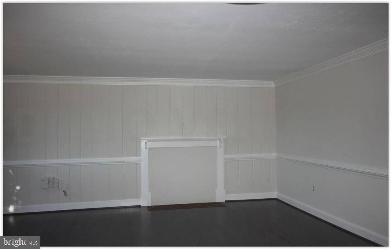 3735 West Ox Road Fairfax, VA 22033 - Photo 6 of 23 Spacious room with classic charm.
