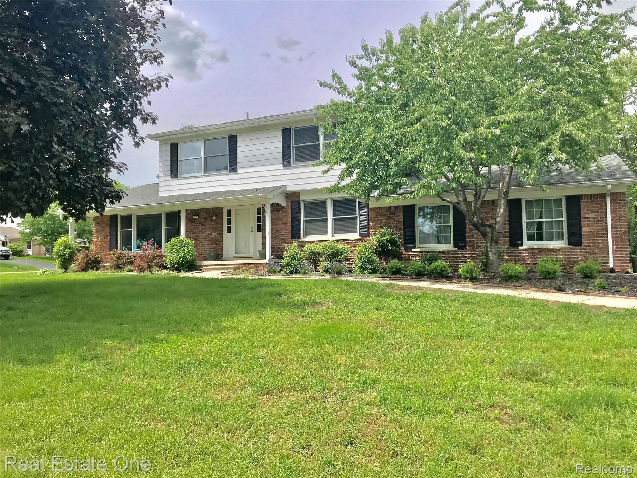 590 South Fieldstone Drive Rochester, MI 48309 - Photo 1 of 19 BEAUTIFULLY LANDSCAPED HOME ON .40 ACRE