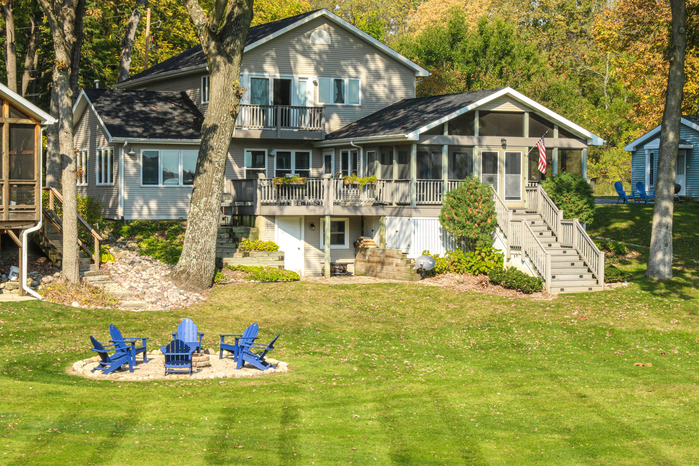 Beautiful lakefront retreat