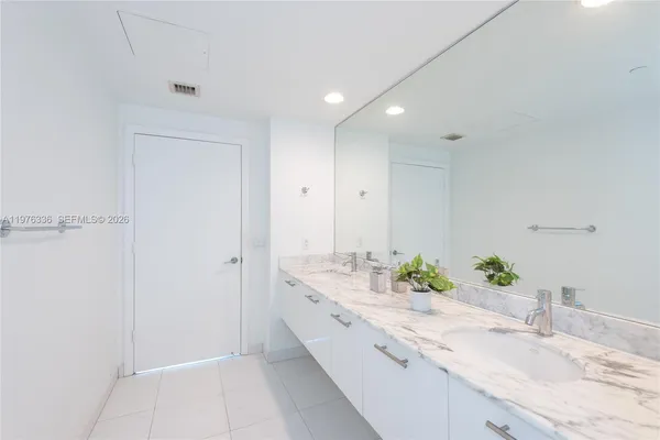 $3,800 | 500 Brickell Avenue, Unit 1505, Miami, FL 33131