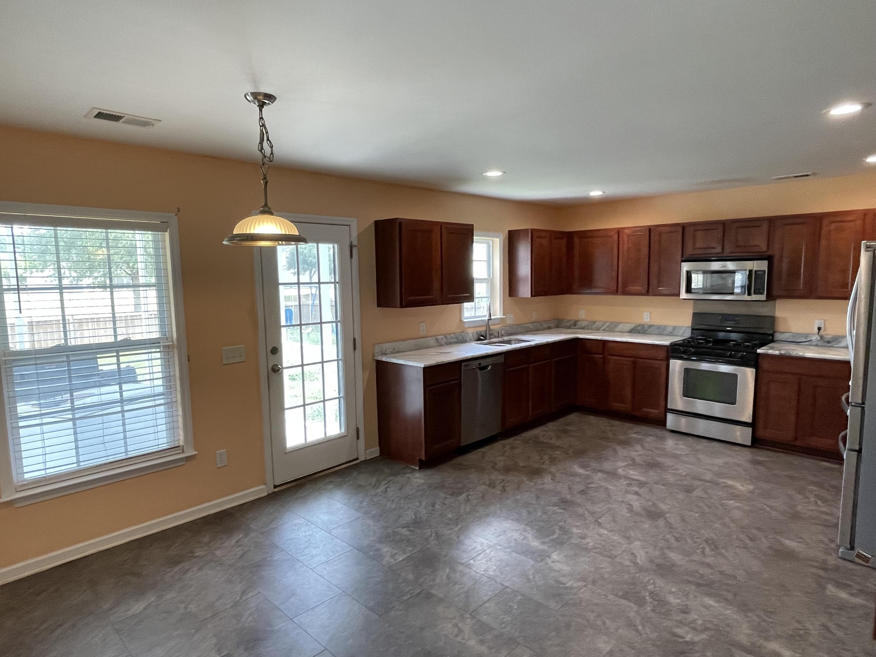 144 Decatur Drive Summerville, SC 29486 - Photo 4 of 10 IMG_1996