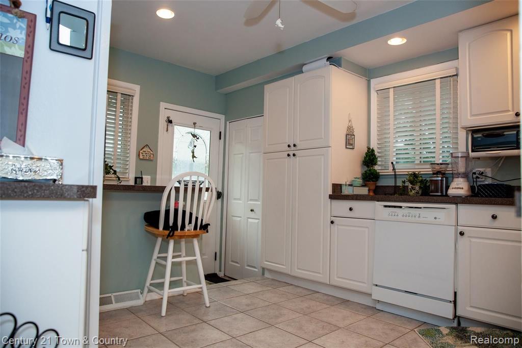 292 Thalia Avenue Rochester Hills, MI 48307 - Photo 15 of 36