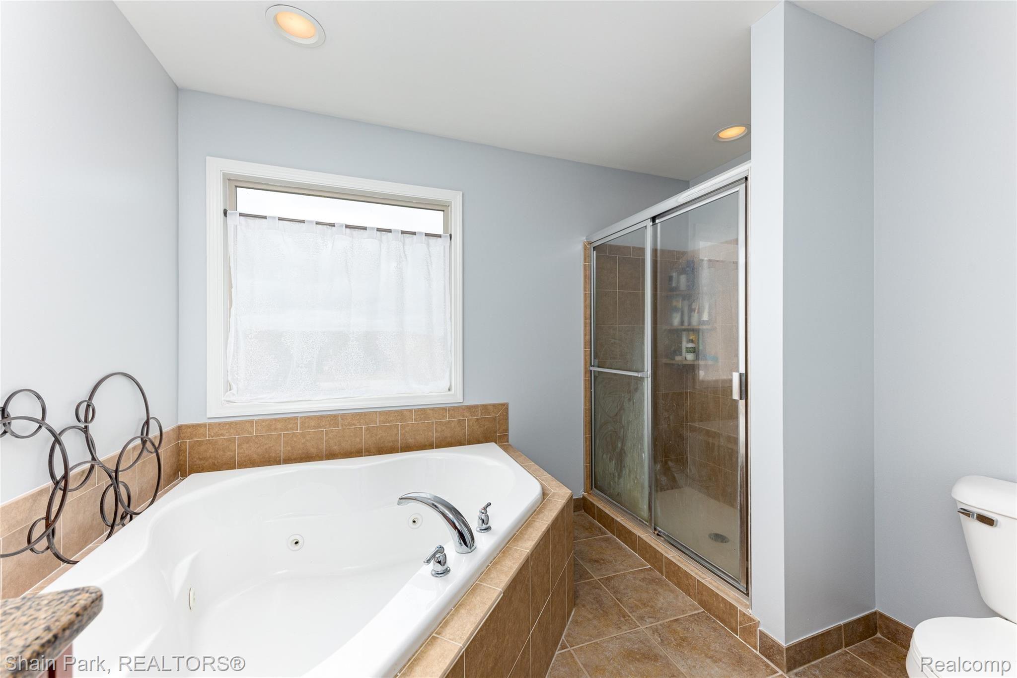 196 Londonderry Lane Rochester, MI 48306 - Photo 29 of 55 Master Bathroom includes a stand-up shower.