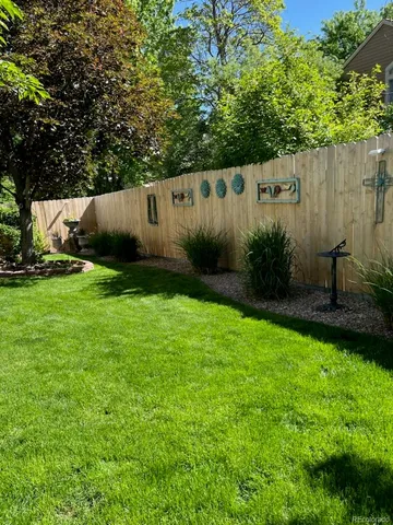 a view of a back yard