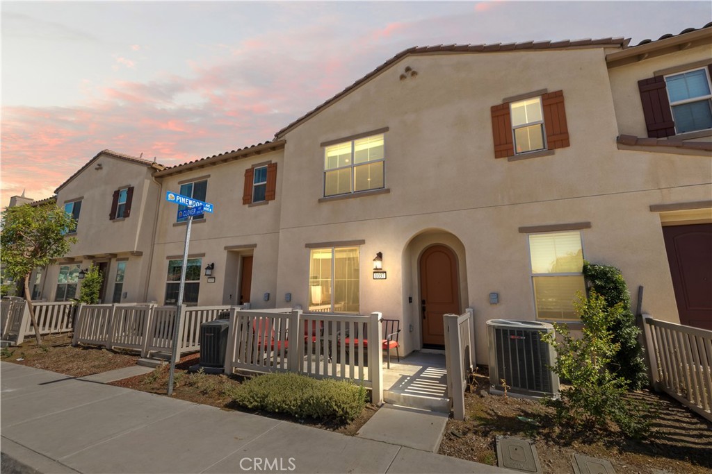 1037 West Clover Avenue Rialto, CA 92376 - Photo 2 of 30
