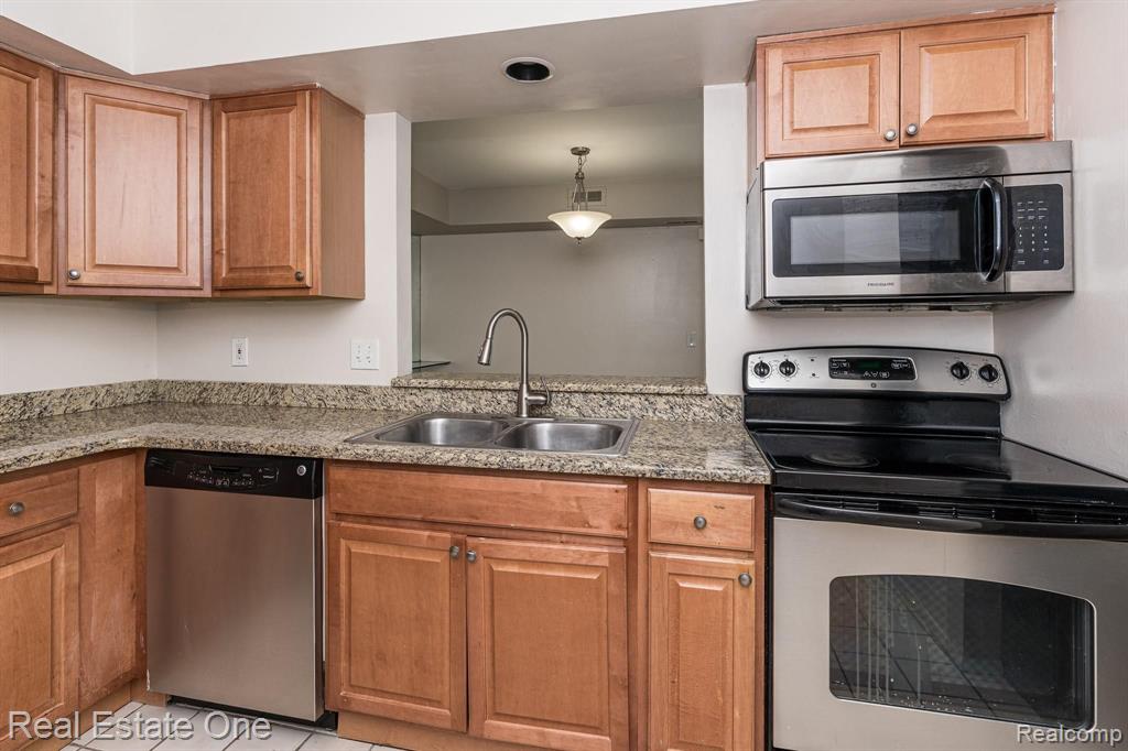 27214 Evergreen Road Lathrup Village, MI 48076 - Photo 8 of 18