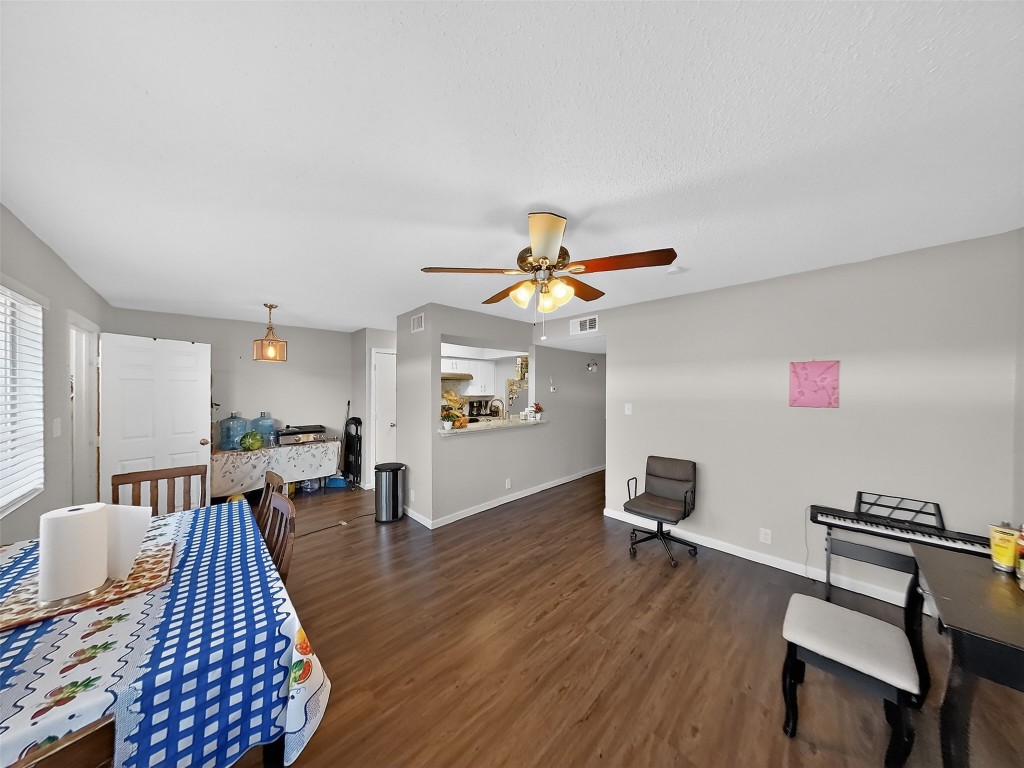 8101 Amelia Road, Unit 404 Houston, TX 77055 - Photo 17 of 39 a living room with furniture and a wooden floor