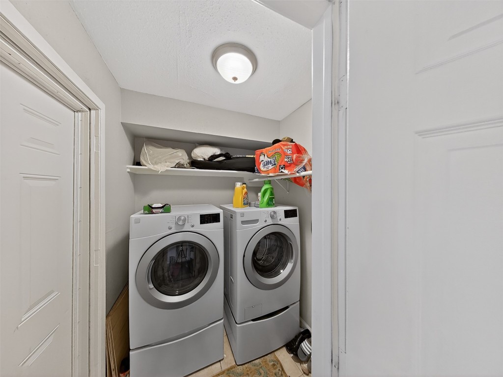8101 Amelia Road, Unit 404 Houston, TX 77055 - Photo 21 of 39 a utility room with dryer and washer