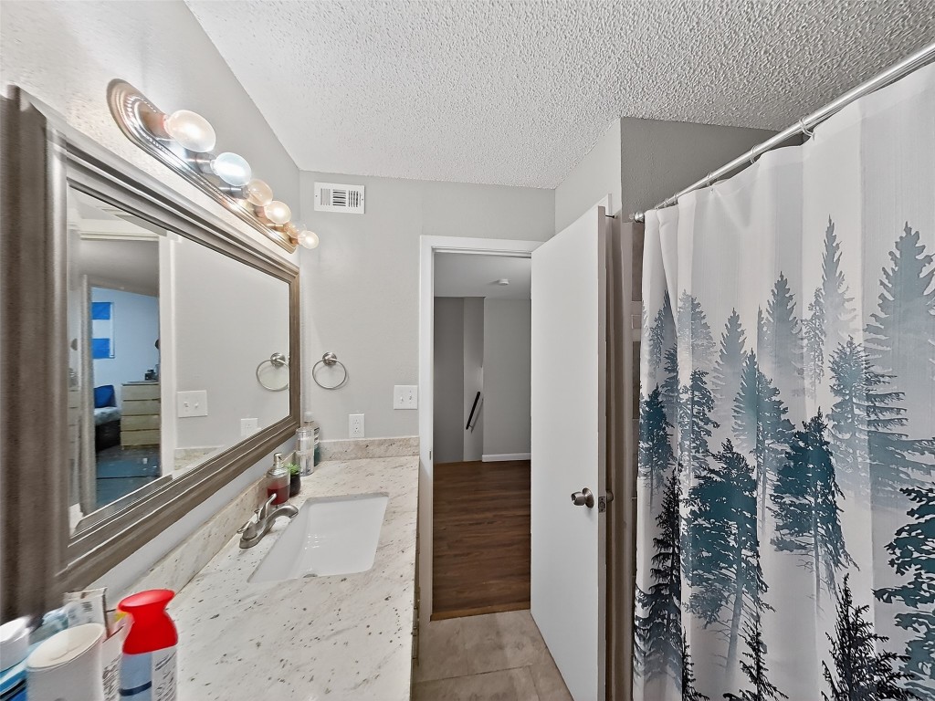 8101 Amelia Road, Unit 404 Houston, TX 77055 - Photo 32 of 39 a bathroom with shower and mirror