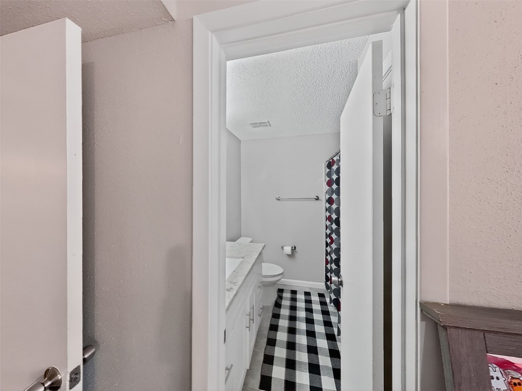 8101 Amelia Road, Unit 404 Houston, TX 77055 - Photo 33 of 39 a bathroom with a glass door shower