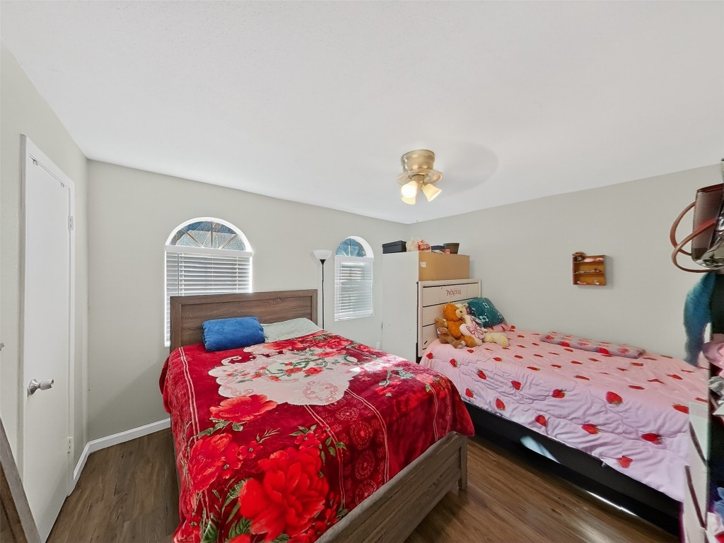 8101 Amelia Road, Unit 404 Houston, TX 77055 - Photo 35 of 39 a bedroom that has a bed and a table in it
